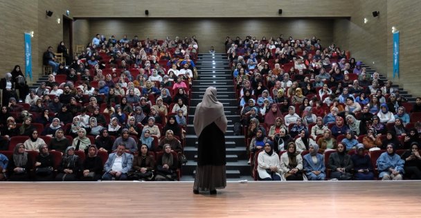 Erdim, Büyükşehir'in 'Aile Mektebi Sohbetleri'ne” konuk oldu;  Saliha Erdim, aile içi iletişimin şifrelerini anlattı