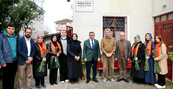 Erol Ölmez'den sağlıkçılara karanfil