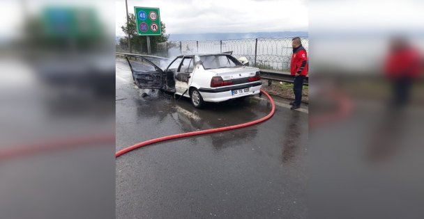 Eşini hastaneye götürürken aracı alev topuna döndü