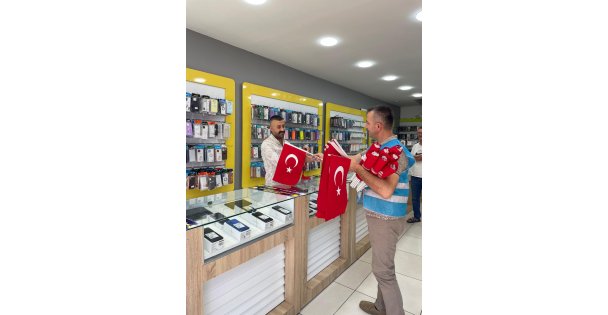 Esnafa ve vatandaşlara binlerce bayrak dağıtıldı