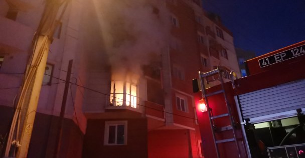 Evde çıkan yangında 3 çocuk dumandan etkilendi