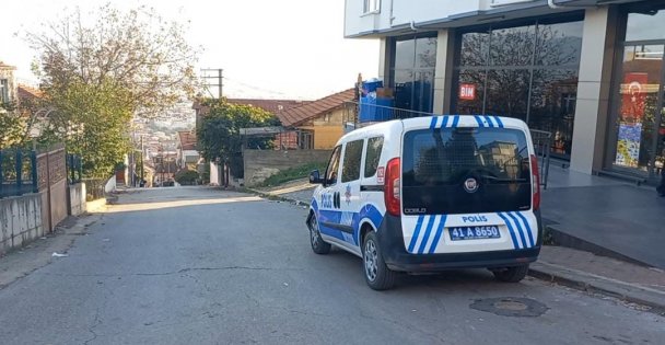 Facia teğet geçti: BİM'e ait kendi kendine giden transplaletin altında kalmaktan son anda kurtuldular