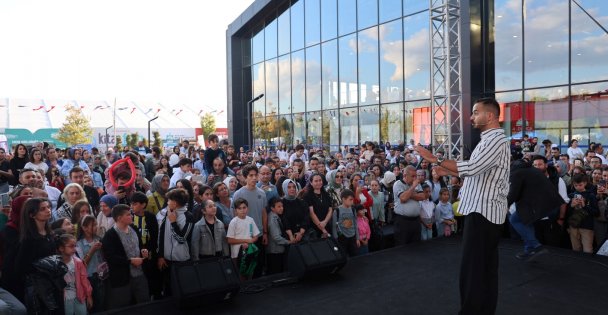 Fenomen Doğancan Özadlı Kitap Fuarı'nı salladı