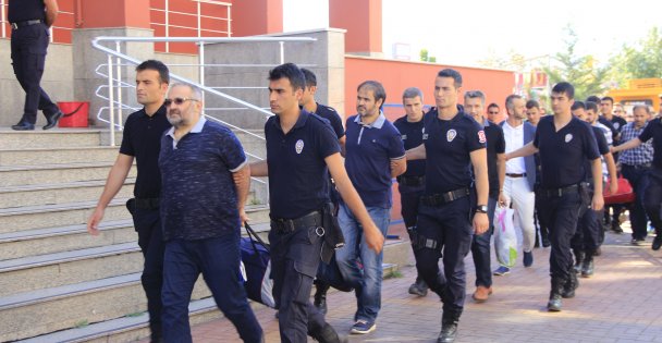 FETÖ'ye 12 tutuklama!