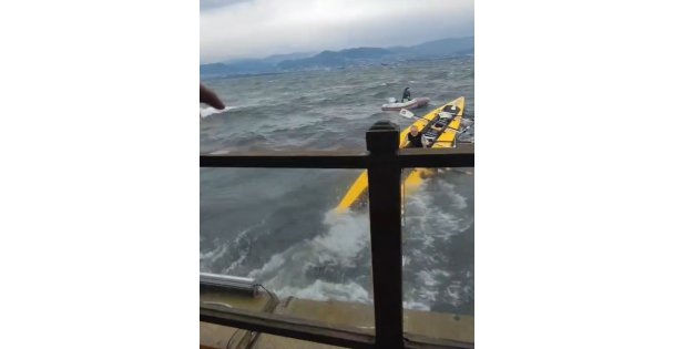Fırtınalı havada denize açılan kanocular ölümle burun buruna geldi