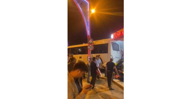 Freni boşalan park halindeki servis minibüsü markete daldı