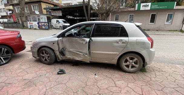 Freni tutmayan otomobilin altında kalmaktan kıl payı kurtuldu: 2 yaralı