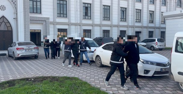 Futbolcunun aralarında bulunduğu 3 kişiyi silahla yaralayan 2 şüpheli tutuklandı