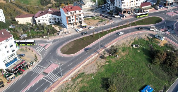 Gebze Dr. Zeki Acar Caddesi'ne dönel kavşak