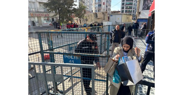 Gebze'de boşaltılan 12 binada oturanlar eşyalarını polis kontrolünde aldı
