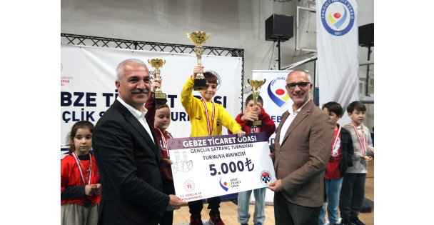 GEBZE'DE GENÇLER SATRANÇTA BULUŞTU