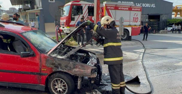 Gebze'de Seyir Halindeki Otomobil Alev Aldı