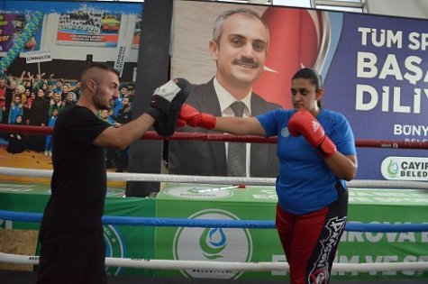 Gebzeli kickboksçu Sinem dünya şampiyonasına hazırlanıyor