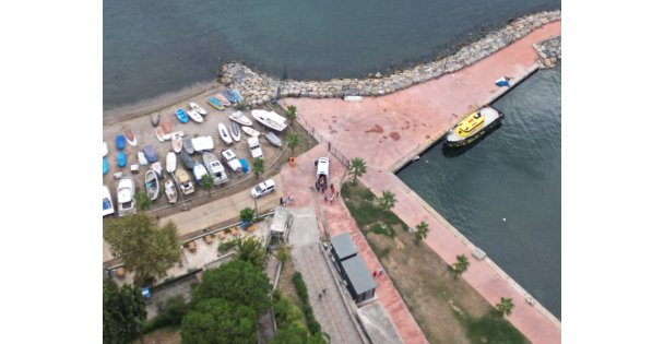 Genç kadın kayalıklardan kayıp düştü