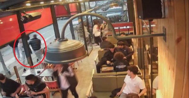 Gençlerin kavgası kafeyi karıştırdı: O anlar kamerada