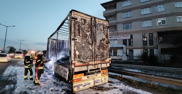 Geri Dönüşüm Yüklü Kamyon Alev Alev Yandı