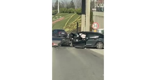 Gişelere çarpan otomobil kullanılamaz hale geldi, 2 kişi ağır yaralandı