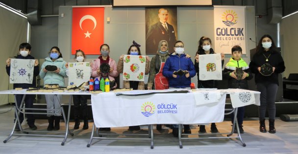 GÖLCÜK'TE ÇOCUKLAR İÇİN SANAT ZİLİ 'TAHTA BASKI” İLE ÇALMAYA BAŞLADI