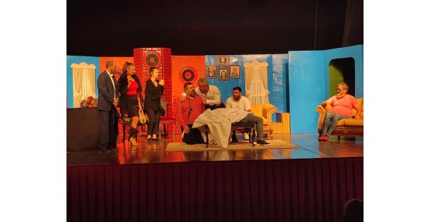 GÖLCÜK'TE TİYATRO KEYFİNİ BU KEZ BÜYÜKLER YAŞADI