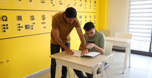 Gonca'nın görme engelli hocası öğrencilere ışık oluyor