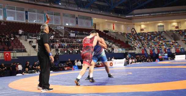 Güreşçiler minderde terlemeye devam ediyor