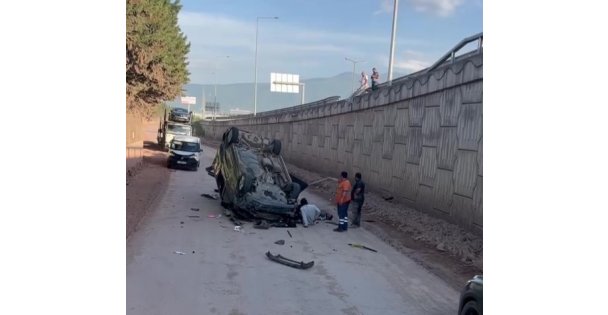 Hafif ticari araç 5 metre yükseklikten uçarak ters döndü: 2 yaralı