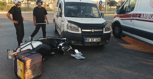 Hafif ticari araç ile çarpışan motosikletli ağır yaralandı