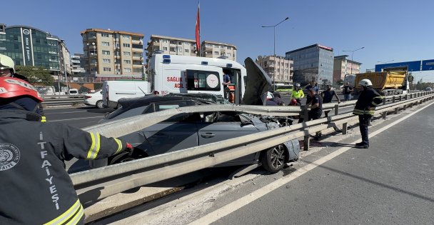 Hafriyat kamyonu ile çarpışan otomobil demir bariyerlerin altına girdi: 2 yaralı