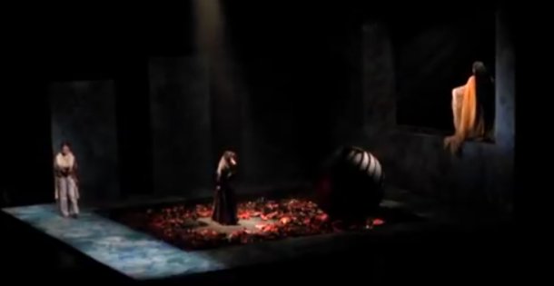 ‘'Hak'' oyunu izleyiciyle buluştu