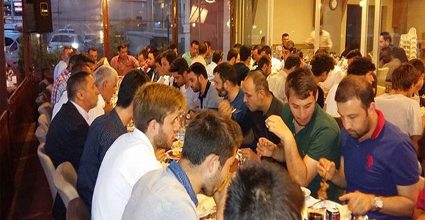 Hakemler birlikte oruç açtı