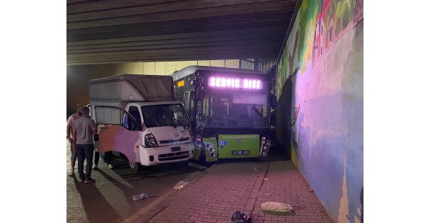 Halk otobüsü ile kamyonet çarpıştı: 2 yaralı