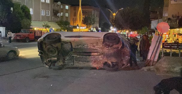 Halk otobüsüne çarpan otomobil takla attı, 1 kişi yaralandı: Çarpma anı kamerada