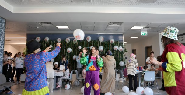 Hastanedeki çocuklara 23 Nisan sürprizi