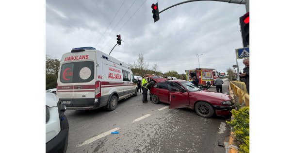 Hastayı hastaneye yetiştirmeye çalışan ambulans otomobille çarpıştı: 2 yaralı