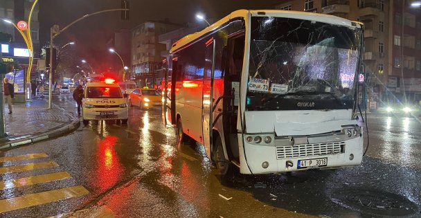 Hatalı dönüş yapan market kamyonu, servis aracıyla çarpıştı: 1 yaralı