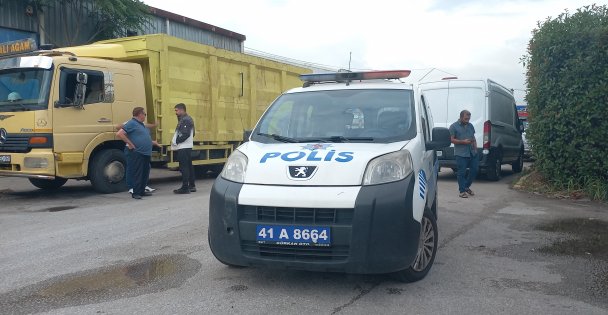 Hurda malzemelerinin altında kalan genç hayatını kaybetti