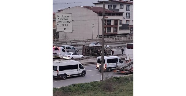 Hurda yüklü kamyonet devrildi