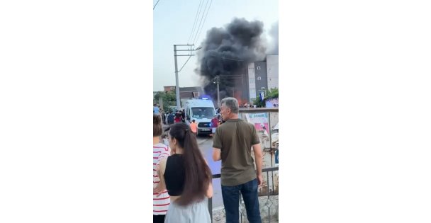 Hurdalıkta çıkan yangın gökyüzünü siyah dumanla kapladı