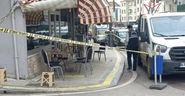 Husumetlisini kıraathanede tabancayla vurdu