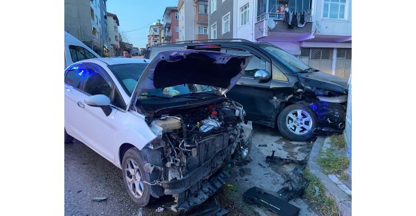 İftara dakikalar kala 2 araç kafa kafaya çarpıştı: 4 yaralı