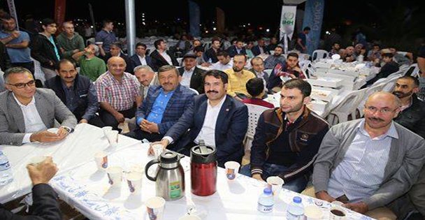 İHH yetimleri giydiriyor!