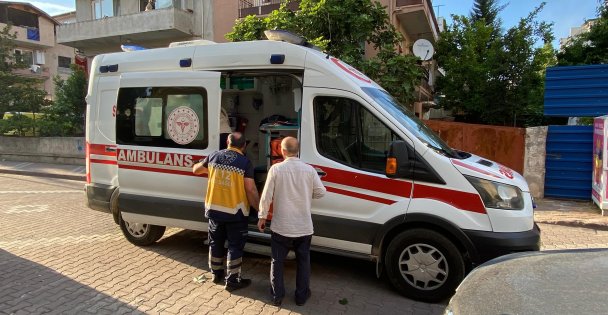 Ihlamur toplamak için çıktığı ağaçtan düşerek demir korkuluklara saplandı