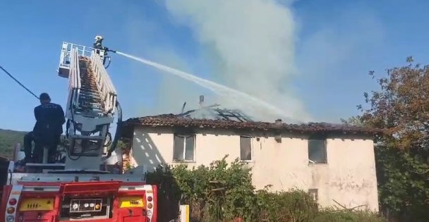 İki katlı evde yangın paniği: 1 kişi dumandan etkilendi