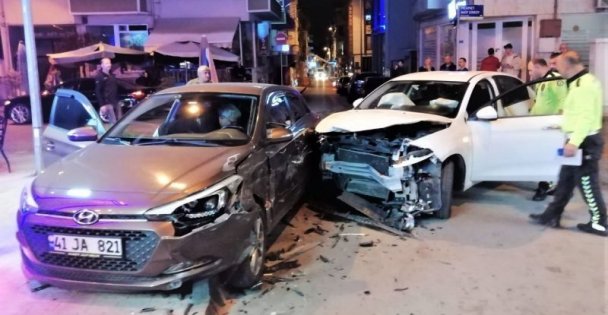 İki Otomobilin Çarpıştığı Kazada 3 Kişi Yaralandı