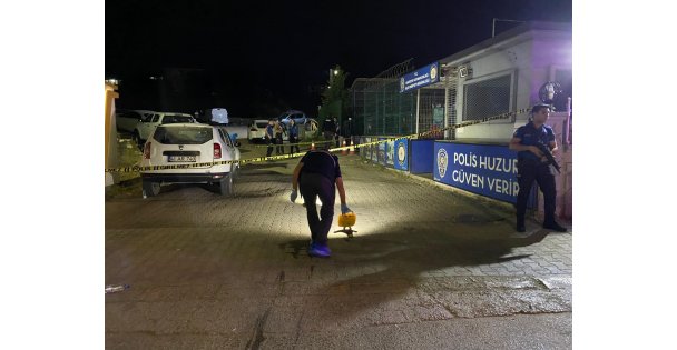 İlçe Emniyet Müdürlüğü önünde silahlı kavga: 2 yaralı