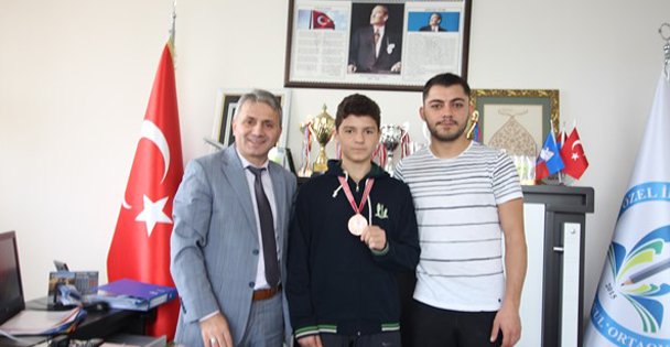 İlim'li Hamza gurulandırdı