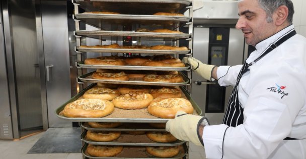 İlk iftarın ilk pideleri sofralarda