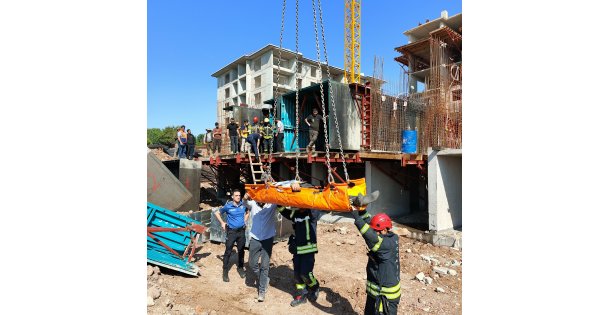 İnşatta fenalaşan işçiye vinç yardımıyla müdahale edildi