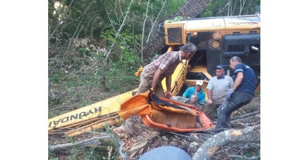 İş Makinesi Yol Açma Çalışmasında Dik Yamaçtan Uçtu, Operatör Altında Kaldı