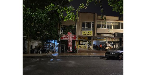 İş yerinde unutulup kapı üstüne kilitlenince çareyi camda aradı, düşerek ağır yaralandı